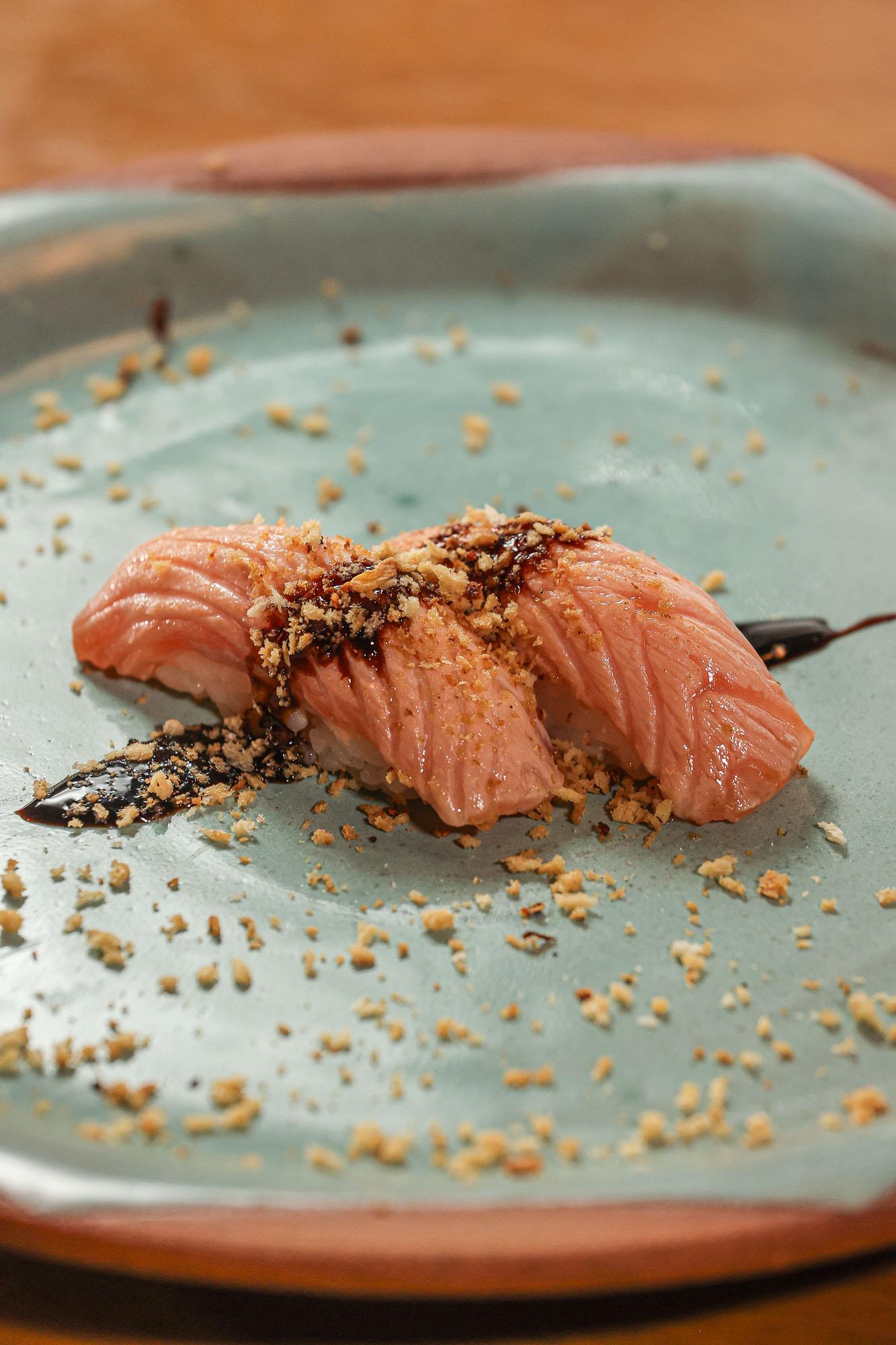 Poke de atum com salmão skin, kani, edamame e chips de batata-doce